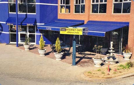 Foldarm_awnings_with_pelmets_and_canopy_Cafe_Veto_Paulshof